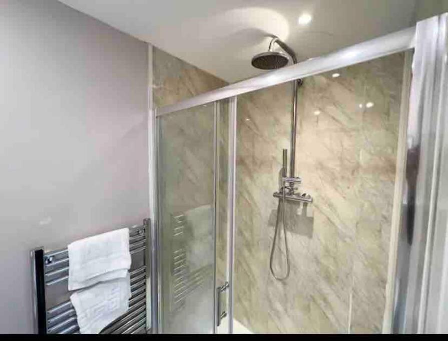 Modern 2bed 2bath In Leith Edinburgh